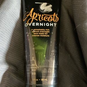 Perfectly posh apricot overnight mask